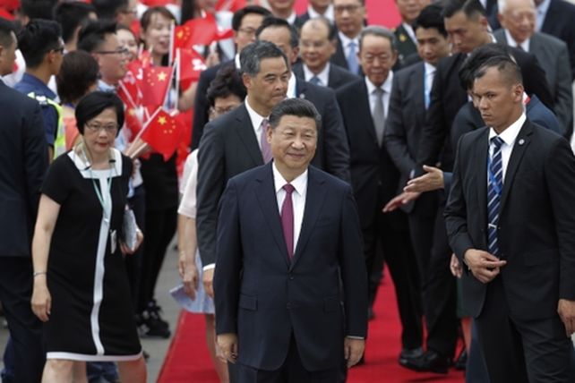 custodiado. Xi Jinping sonríe a su llegada a Hong Kong