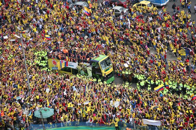 Pekerman y la selección de Colombia fueron recibidos como héroes