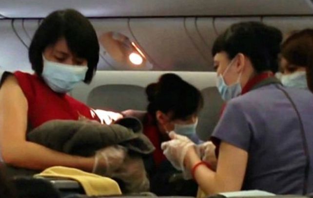 Una mujer que dio a luz en un avión está obligada a pagar los gastos del parto