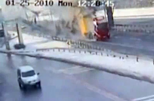 El acoplado de un cami&oacute;n destruy&oacute; un puente peatonal en Estambul