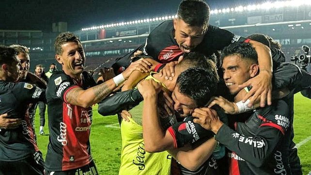 Colón se metió en las semifinales de la Copa de la Liga Profesional y es el único elenco del interior del país con vida.