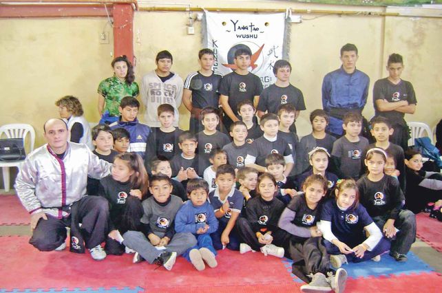 Kung fu. Las artes marciales son una de las disciplinas que más adeptos convocan y una de las que perdura en el tiempo. Comandados por el maestro Daniel Flores
