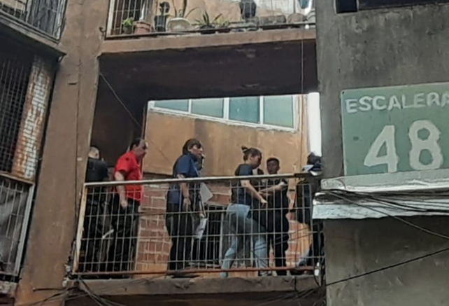 Personal de la AIC ingresa al departamento que se incendió esta madrugada para tomar las primeras medidas investigativas.&nbsp;