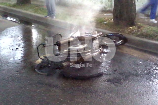 Incendió su propia moto antes de que los inspectores se la trasladen al corralón
