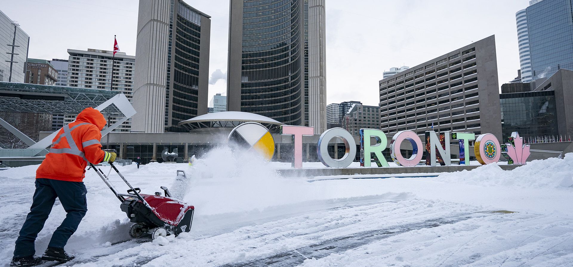 Un trabajador utiliza una máquina quitanieves para limpiar la nieve de la plaza Nathan Phillips en el ayuntamiento tras una fuerte nevada en Toronto, el jueves 13 de febrero de 2025. (Arlyn McAdorey/The Canadian Press vía AP) Un trabajador utiliza una máquina quitanieves para limpiar la nieve de la plaza Nathan Phillips en el ayuntamiento tras una fuerte nevada en Toronto, el jueves 13 de febrero de 2025. (Arlyn McAdorey/The Canadian Press vía AP)