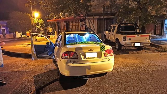 Paraná: remisero se durmió al volante y chocó el cordón