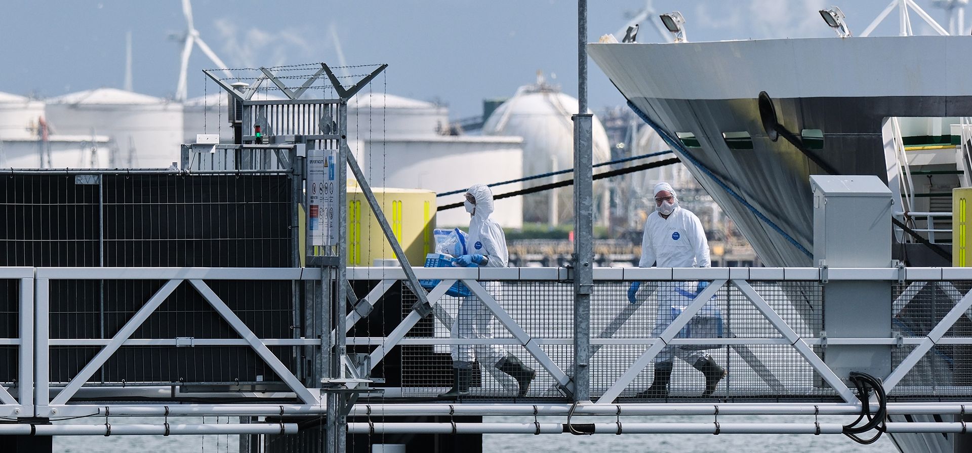 Personas con trajes de protección portan objetos no identificados al desembarcar del crucero MV Hondius tras su llegada al puerto de Rotterdam, Países Bajos, el lunes 18 de mayo de 2026. (Foto AP/Patrick Post) Personas con trajes de protección portan objetos no identificados al desembarcar del crucero MV Hondius tras su llegada al puerto de Rotterdam, Países Bajos, el lunes 18 de mayo de 2026. (Foto AP/Patrick Post)