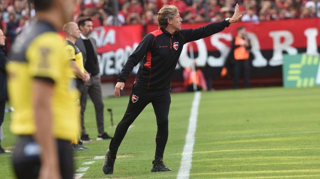 Gabriel Heinze y la habitual pose para dar indicaciones. Habló de todo tras la derrota dura ante Estudiantes y en la previa del clásico.