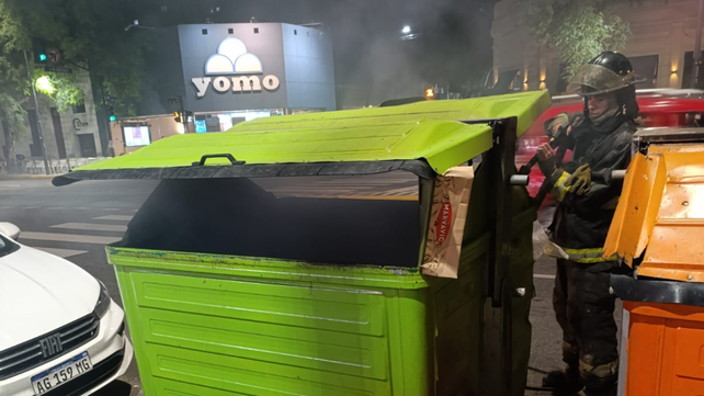 Bomberos Zapadores sofocan el fuego en el contenedor incendiado en Pellegrini y Juan Manuel de Rosas.
