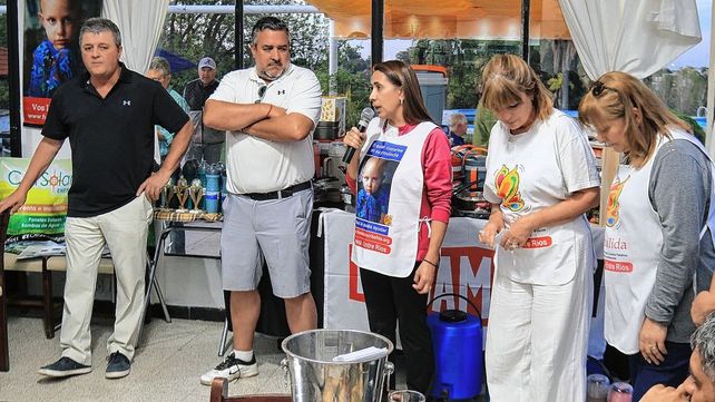 La gente Fundación Crisálida de Entre Ríos agradecida con el golf del CAE.