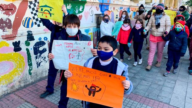 Protestas de chicos y padres por falta de gas en las escuelas del barrio