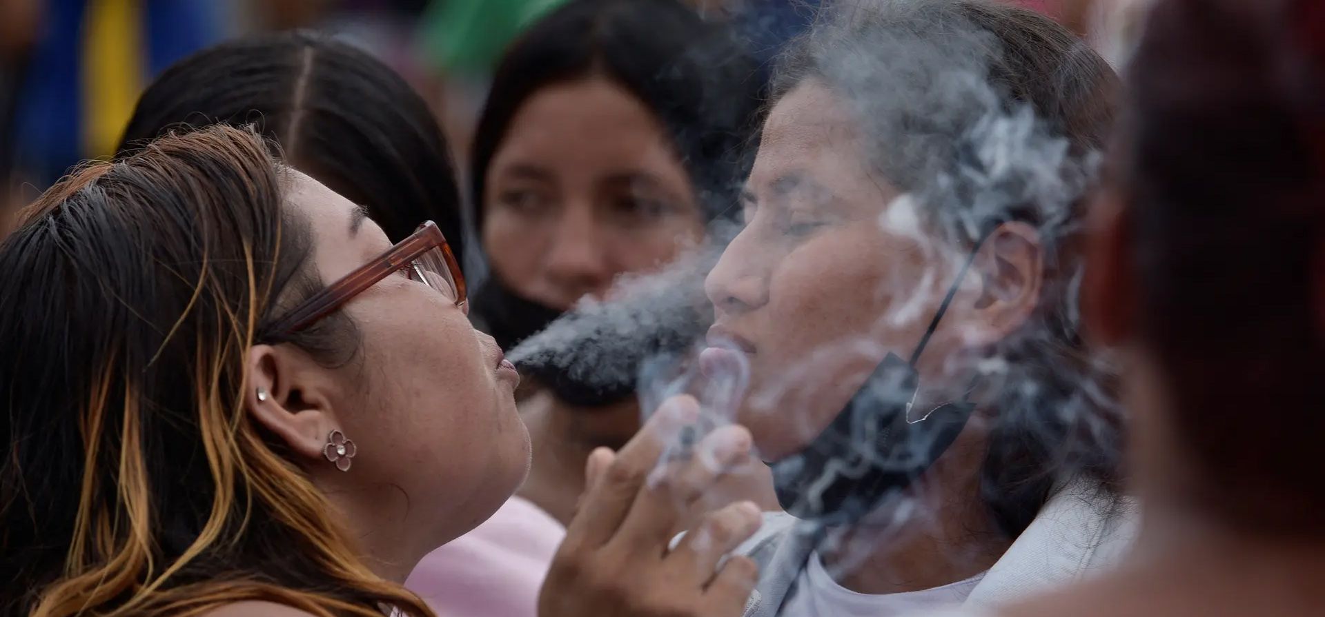 Una mujer sopla humo de cigarrillo en los ojos de un manifestante para ayudar a aliviar los efectos de los gases lacrimógenos de la policía durante una manifestación para apoyar el bienestar de los presos fuera de la penitenciaría del Litoral, Guayaquil, Ecuador. Fotografía: Vicente Gaibor Del Pino/Reuters Una mujer sopla humo de cigarrillo en los ojos de un manifestante para ayudar a aliviar los efectos de los gases lacrimógenos de la policía durante una manifestación para apoyar el bienestar de los presos fuera de la penitenciaría del Litoral, Guayaquil, Ecuador. Fotografía: Vicente Gaibor Del Pino/Reuters