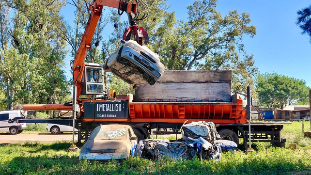 Santa Fe avanza con la limpieza de predios policiales: comenzó la compactación de más de 140 vehículos en Recreo