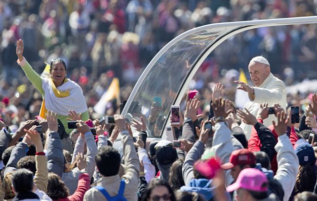 Devoción. El Papa convocó una vez más a decenas de miles de fieles a lo largo de sus desplazamientos en la ciudad de México.