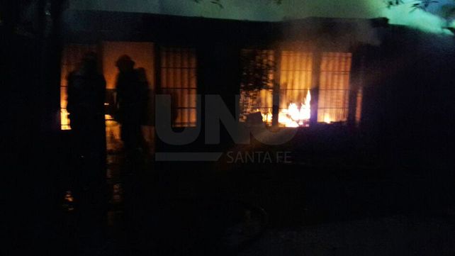 Se incendió la vivienda de los vecinos de Carlos Reutemann en barrio Guadalupe
