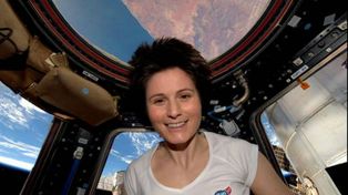 Una astronauta italiana rompe récord de vuelo orbital