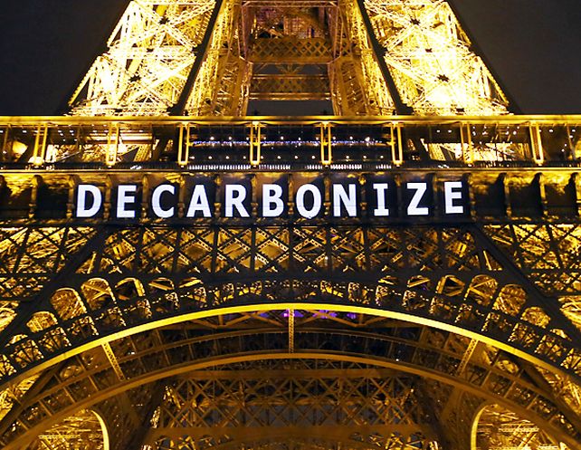 Acción ecologista. Activistas de Greenpeace iluminaron como un sol la torre Eiffel