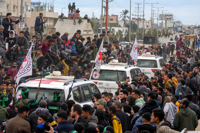 Los tres rehenes israelíes liberados dejan la Franja de Gaza en los vehículos oficiales de la Cruz Roja.