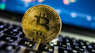 Bitcoin se desplomó a su menor valor desde enero.