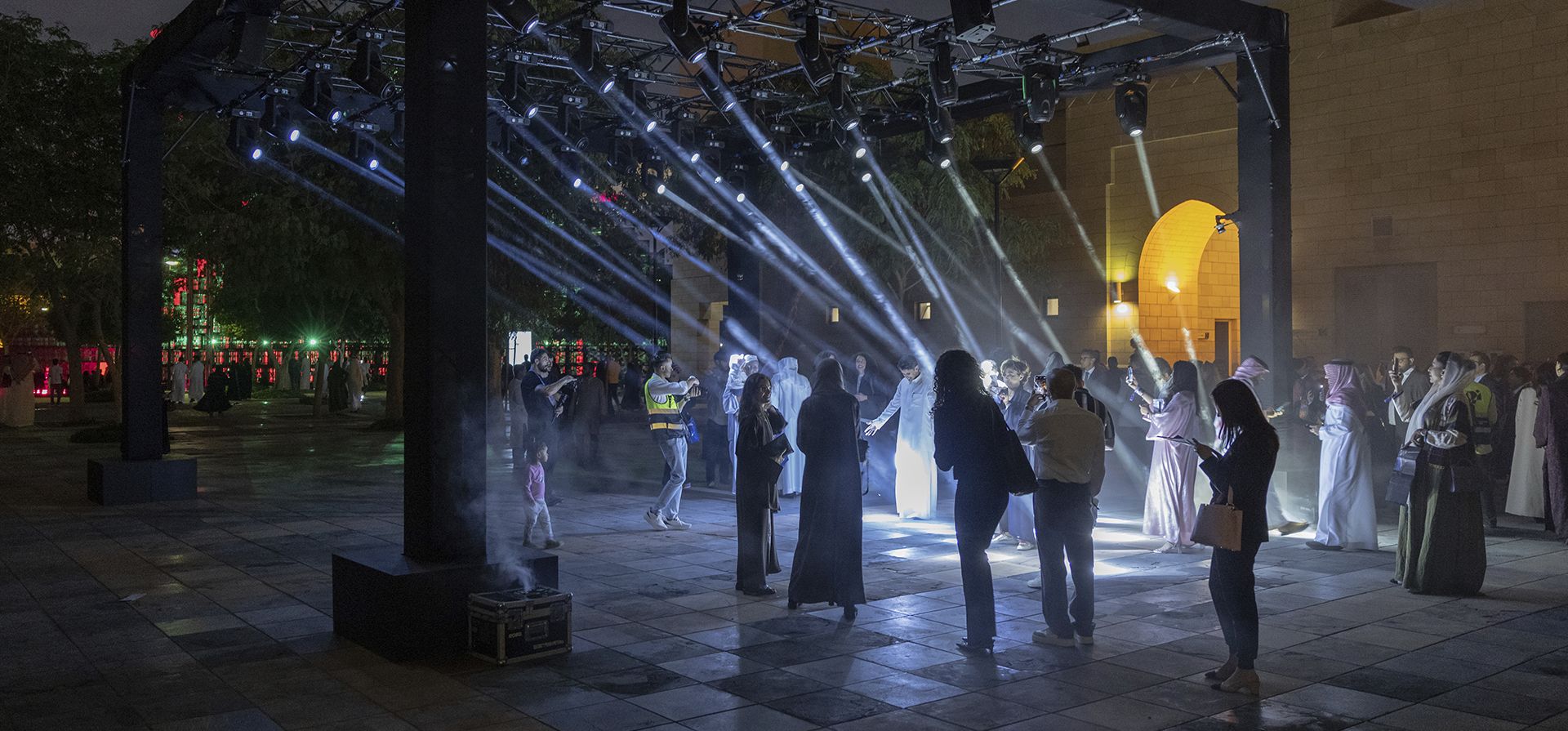 Invitados interactúan con Alone Together (2024), una instalación inmersiva que utiliza rayos de luz para interactuar con el espectador de formas inesperadas, en el día de preestreno de Noor Riyadh 2024 el martes 26 de noviembre de 2024 en Riad. El festival de arte a gran escala explora la relación entre lo físico y lo metafísico. (Naif Alquba/AP Content Services para Noor Riyadh) Invitados interactúan con Alone Together (2024), una instalación inmersiva que utiliza rayos de luz para interactuar con el espectador de formas inesperadas, en el día de preestreno de Noor Riyadh 2024 el martes 26 de noviembre de 2024 en Riad. El festival de arte a gran escala explora la relación entre lo físico y lo metafísico. (Naif Alquba/AP Content Services para Noor Riyadh)