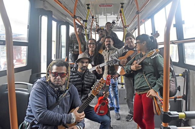 Músicos en los bondis, el arte que nunca descansa