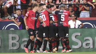 Todos rodean al 20 de Newells, Gonzalo Maroni. Fue el autor del primer gol del año rojinegro, ante Aldosivi.