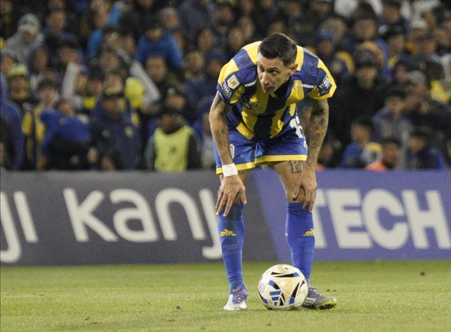 Ángel Di María dejaría la banda derecha y se correría hacia el centro del campo de juego.