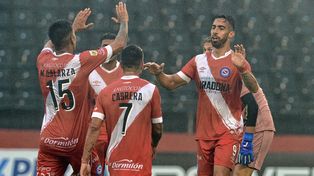 Gabriel Ávalos festeja con sus compañeros uno de los goles de Argentinos.