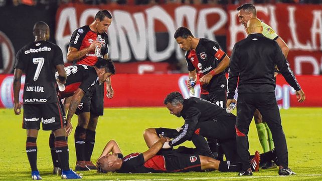 Dolorido. Nadal&iacute;n es atendido ante la preocupaci&oacute;n de Leal