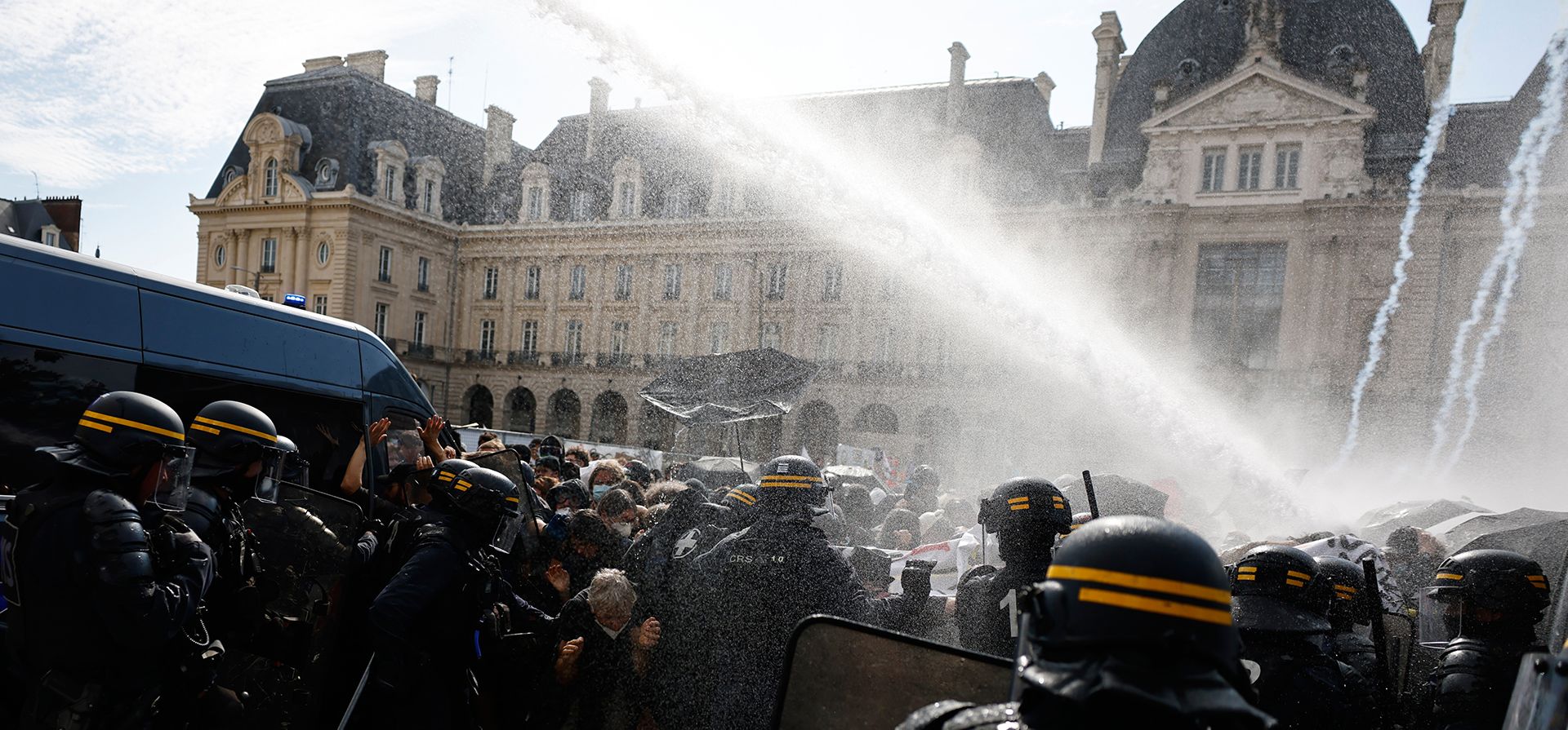 La policía antidisturbios utiliza un cañón de agua mientras se enfrenta a estudiantes durante una protesta contra la falta de recursos en las escuelas, en Rennes, en el oeste de Francia, el martes 6 de octubre de 2026. (Foto AP/Jeremias Gonzalez) La policía antidisturbios utiliza un cañón de agua mientras se enfrenta a estudiantes durante una protesta contra la falta de recursos en las escuelas, en Rennes, en el oeste de Francia, el martes 6 de octubre de 2026. (Foto AP/Jeremias Gonzalez)