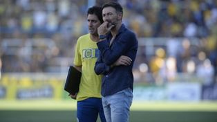 Pensativo. El Kily González junto a uno de sus ayudantes, Ricardo De Alberto.