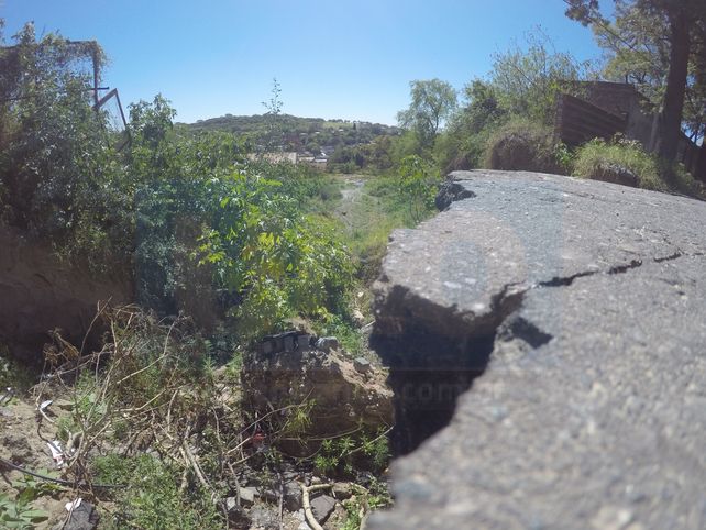 La barranca de calle Osinalde se comió una mano de la arteria