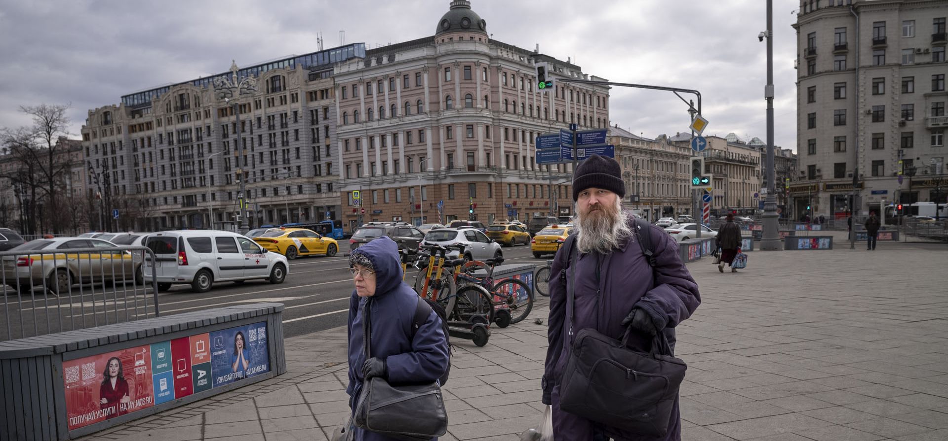Una pareja de ancianos camina en una calle principal de Moscú, Rusia, el lunes 14 de marzo de 2022.