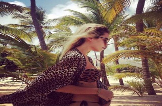 Lali Espósito: sensualidad, arena, sol y música en la playa