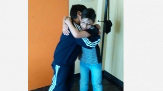 Tras buscarlo con un identikit, logró reencontrarse con su amigo y merendaron