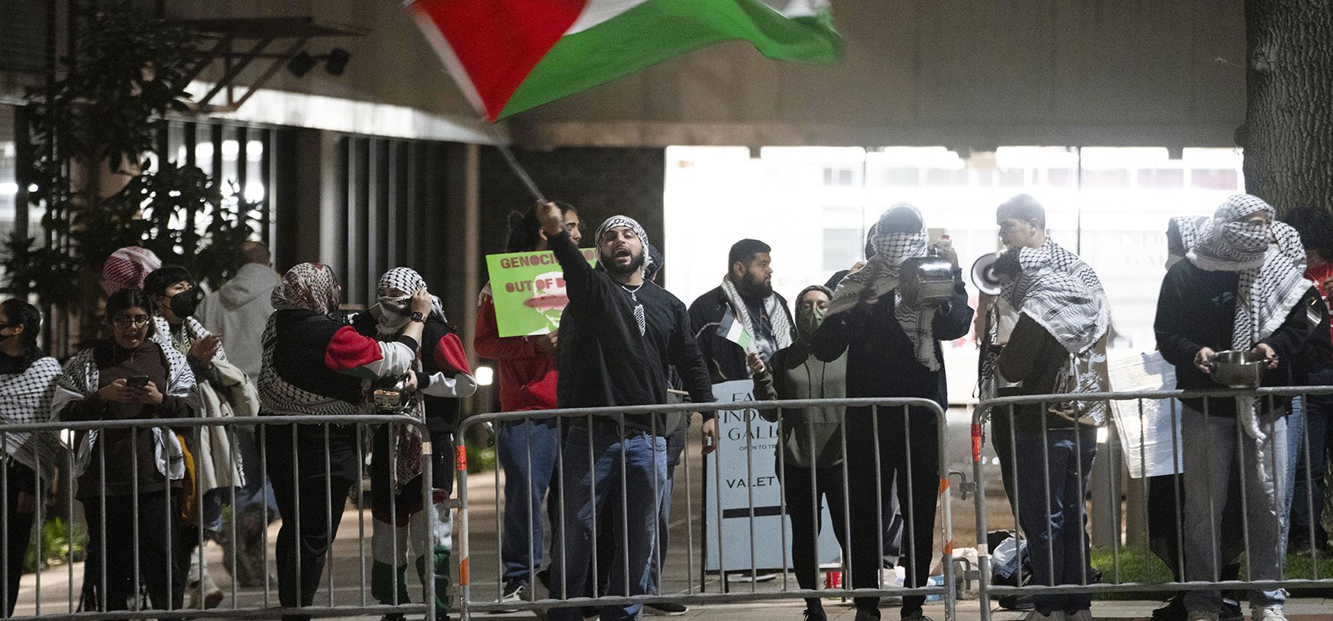 Manifestantes que sostenían banderas palestinas y golpeaban ollas cantaban: "si no obtenemos justicia, ustedes no podrán dormir" y "Palestina libre y libre", frente al hotel donde se hospeda el presidente Joe Biden. Jueves 21 de marzo de 2024, en Dallas. (Foto AP/Jacquelyn Martin) Manifestantes que sostenían banderas palestinas y golpeaban ollas cantaban: "si no obtenemos justicia, ustedes no podrán dormir" y "Palestina libre y libre", frente al hotel donde se hospeda el presidente Joe Biden. Jueves 21 de marzo de 2024, en Dallas. (Foto AP/Jacquelyn Martin)