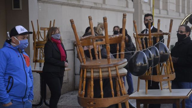 Hoteleros y gastronómicos sacan mesas, camas y vajillas a la calle