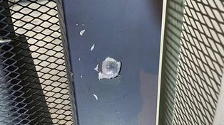Uno de los impactos dio contra el portón metálico ubicado frente a la garita de guardia de Televisión Litoral.&nbsp;