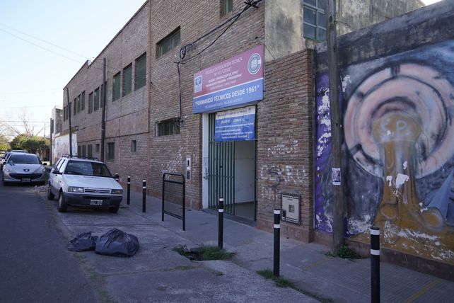 La Escuela Crisol es un establecimiento público de educación técnica ubicado en calle Magnano al 6300.&nbsp;