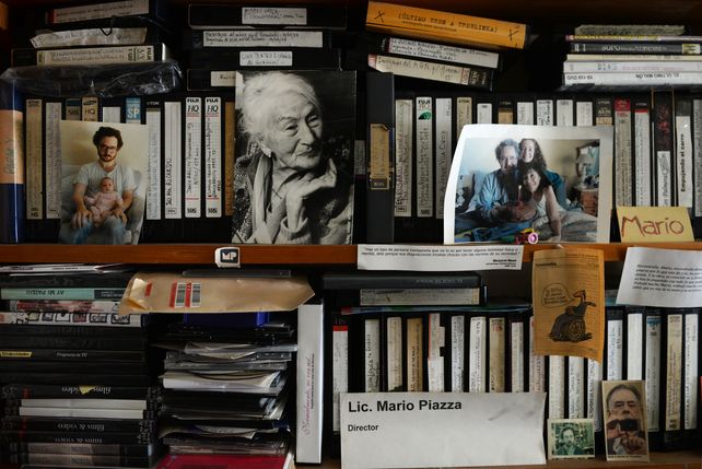 En el estudio del director se lucen sus trabajos, recuerdos de juventud y la imagen de la admirada Leticia Cossettini.