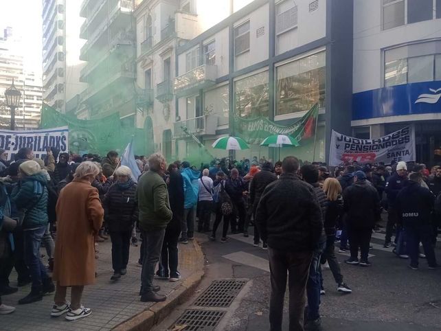 La plaza Pringles fue el epicentro del repudio de la clase trabajadora y popular a la llegada de Javier Milei a Rosario.