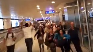 La frenética evacuación del aeropuerto de Estambul tras la explosiones y los disparos