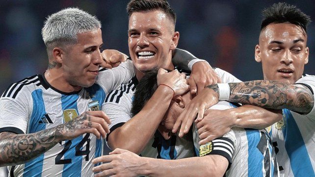 Argentina festejando el gol de Lionel Messi.