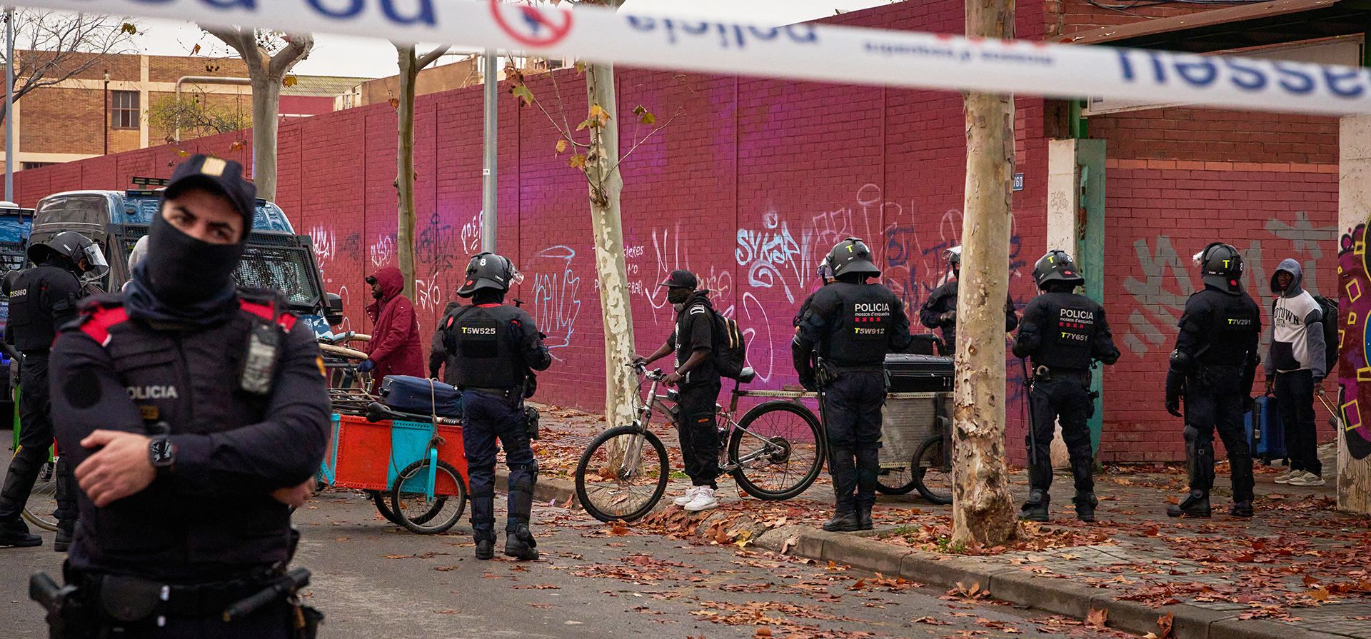 Migrantes salen bajo escolta policial tras ser desalojados de una escuela abandonada donde vivían en Badalona, cerca de Barcelona, España, el miércoles 17 de diciembre de 2025. (Foto AP/Emilio Morenatti) Migrantes salen bajo escolta policial tras ser desalojados de una escuela abandonada donde vivían en Badalona, cerca de Barcelona, España, el miércoles 17 de diciembre de 2025. (Foto AP/Emilio Morenatti)