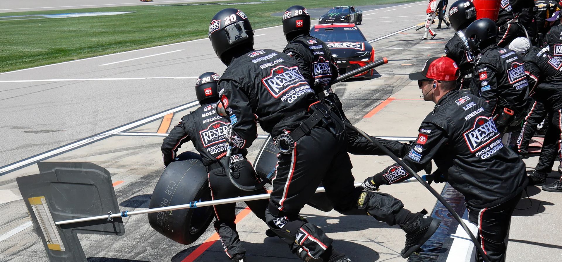 El equipo de boxes de Christopher Bell salta el muro de seguridad cuando entra para un cambio de neumáticos durante una carrera de la Nascar Cup Series en el Kansas Speedway, Kansas City, Estados Unidos. Fotografía: Colin E. Braley/AP El equipo de boxes de Christopher Bell salta el muro de seguridad cuando entra para un cambio de neumáticos durante una carrera de la Nascar Cup Series en el Kansas Speedway, Kansas City, Estados Unidos. Fotografía: Colin E. Braley/AP