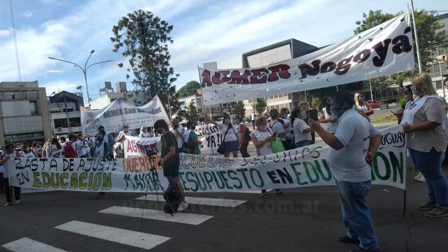El gremio AGMER se concentra con acto ante la Casa de Gobierno de Entre Rïos donde instala una carp