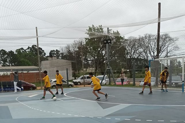 La novena edición del intercolegial de futsal se realiza sobre la costa del río Uruguay hasta el próximo lunes 18 noviembre.