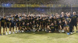 Jugadores, cuerpo técnico y colaboradores posan después de Banfield en el festejo del título. Fue la antesala de la Copa.