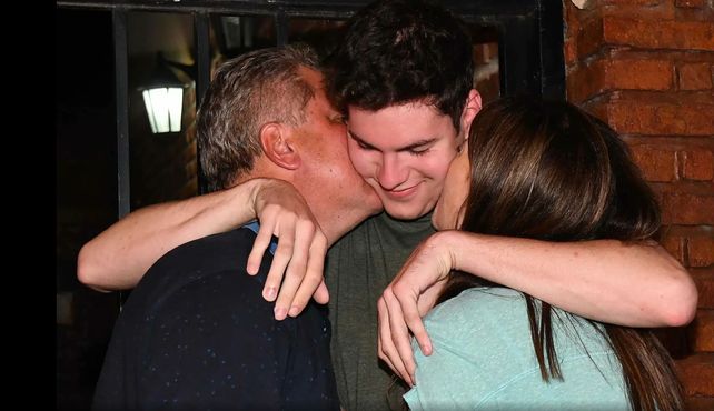 Pablo Ventura fue recibido por su familia al llegar a su casa en Zárate. 