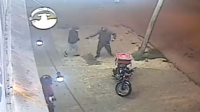 Una cámara de vigilancia captó el momento en que dos atacantes balearon el frente de la fábrica Hielo Rosario en barrio Bella Vista.